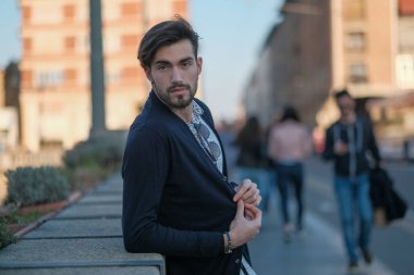 Parma 'daki antik köprüye yaslanan yakışıklı İtalyan çocuk. Yüksek kalite fotoğraf