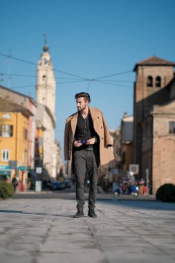 Yakışıklı İtalyan çocuk Parma 'nın tarihi merkezinde paltosuyla yürüyor. Yüksek kalite fotoğraf