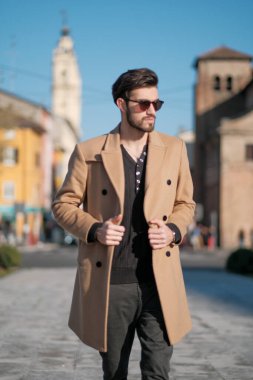 Yakışıklı İtalyan çocuk Parma 'nın tarihi merkezinde paltosuyla yürüyor. Yüksek kalite fotoğraf