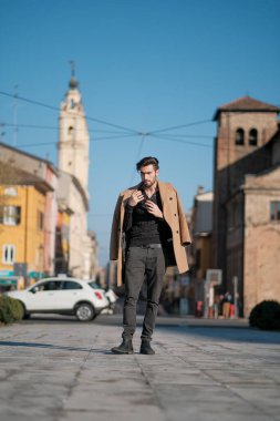 Yakışıklı İtalyan çocuk Parma 'nın tarihi merkezinde paltosuyla yürüyor. Yüksek kalite fotoğraf