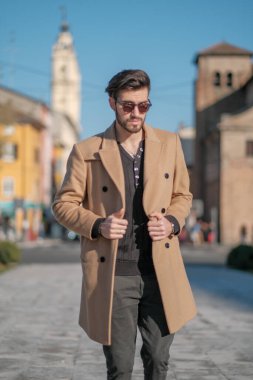 Yakışıklı İtalyan çocuk Parma 'nın tarihi merkezinde paltosuyla yürüyor. Yüksek kalite fotoğraf