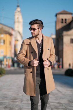 Yakışıklı İtalyan çocuk Parma 'nın tarihi merkezinde paltosuyla yürüyor. Yüksek kalite fotoğraf