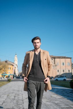 Yakışıklı İtalyan çocuk Parma 'nın tarihi merkezinde paltosuyla yürüyor. Yüksek kalite fotoğraf