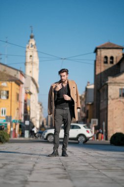 Yakışıklı İtalyan çocuk Parma 'nın tarihi merkezinde paltosuyla yürüyor. Yüksek kalite fotoğraf