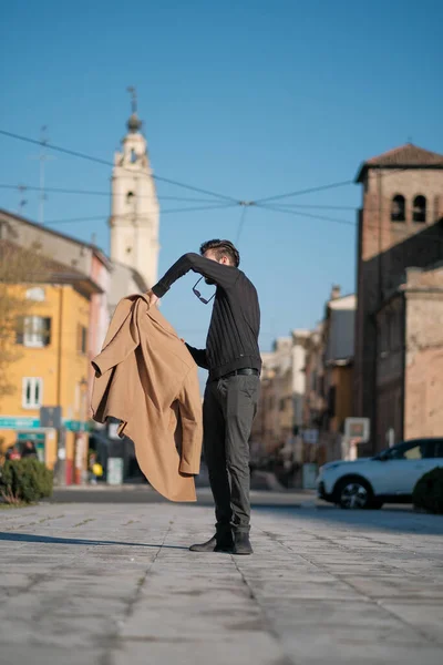 Гарний Італійський Хлопчик Ходить Пальто Історичному Центрі Парми Фотографія Високої — стокове фото