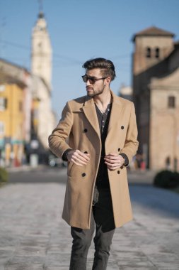 Yakışıklı İtalyan çocuk Parma 'nın tarihi merkezinde paltosuyla yürüyor. Yüksek kalite fotoğraf