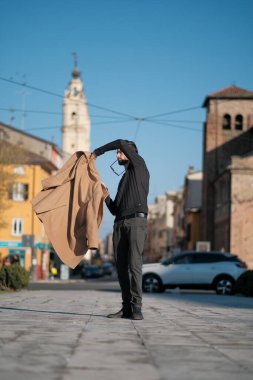 Yakışıklı İtalyan çocuk Parma 'nın tarihi merkezinde paltosuyla yürüyor. Yüksek kalite fotoğraf