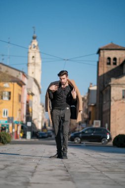 Yakışıklı İtalyan çocuk Parma 'nın tarihi merkezinde paltosuyla yürüyor. Yüksek kalite fotoğraf