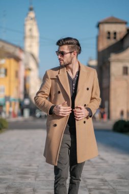 Yakışıklı İtalyan çocuk Parma 'nın tarihi merkezinde paltosuyla yürüyor. Yüksek kalite fotoğraf