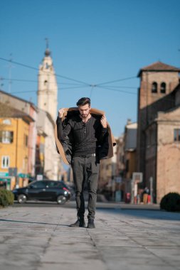 Yakışıklı İtalyan çocuk Parma 'nın tarihi merkezinde paltosuyla yürüyor. Yüksek kalite fotoğraf