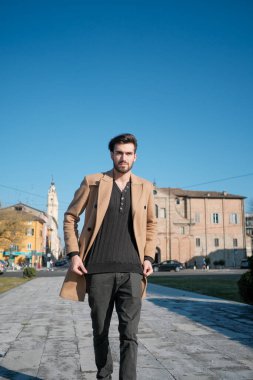 Yakışıklı İtalyan çocuk Parma 'nın tarihi merkezinde paltosuyla yürüyor. Yüksek kalite fotoğraf