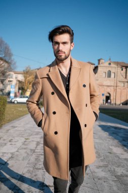 Yakışıklı İtalyan çocuk Parma 'nın tarihi merkezinde paltosuyla yürüyor. Yüksek kalite fotoğraf