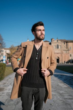 Yakışıklı İtalyan çocuk Parma 'nın tarihi merkezinde paltosuyla yürüyor. Yüksek kalite fotoğraf