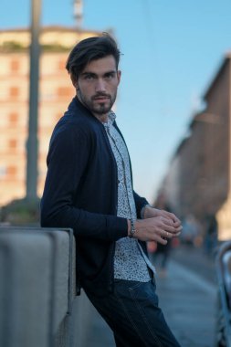 Parma 'daki antik köprüye yaslanan yakışıklı İtalyan çocuk. Yüksek kalite fotoğraf