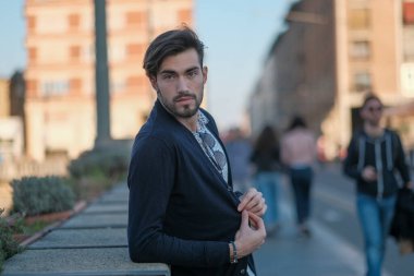 Parma 'daki antik köprüye yaslanan yakışıklı İtalyan çocuk. Yüksek kalite fotoğraf