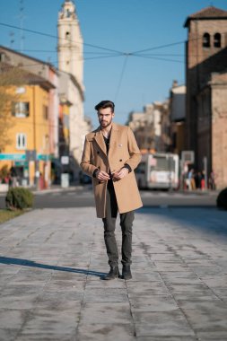 Yakışıklı İtalyan çocuk Parma 'nın tarihi merkezinde paltosuyla yürüyor. Yüksek kalite fotoğraf
