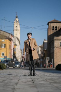 Yakışıklı İtalyan çocuk Parma 'nın tarihi merkezinde paltosuyla yürüyor. Yüksek kalite fotoğraf