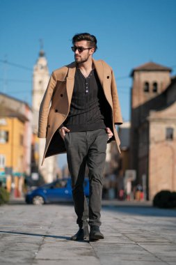 Yakışıklı İtalyan çocuk Parma 'nın tarihi merkezinde paltosuyla yürüyor. Yüksek kalite fotoğraf