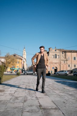 Yakışıklı İtalyan çocuk Parma 'nın tarihi merkezinde paltosuyla yürüyor. Yüksek kalite fotoğraf