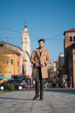 Yakışıklı İtalyan çocuk Parma 'nın tarihi merkezinde paltosuyla yürüyor. Yüksek kalite fotoğraf
