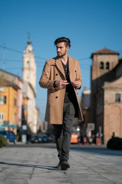 Yakışıklı İtalyan çocuk Parma 'nın tarihi merkezinde paltosuyla yürüyor. Yüksek kalite fotoğraf