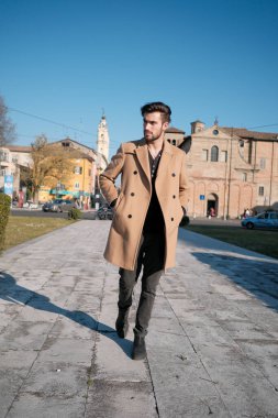 Yakışıklı İtalyan çocuk Parma 'nın tarihi merkezinde paltosuyla yürüyor. Yüksek kalite fotoğraf