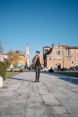 Yakışıklı İtalyan çocuk Parma 'nın tarihi merkezinde paltosuyla yürüyor. Yüksek kalite fotoğraf