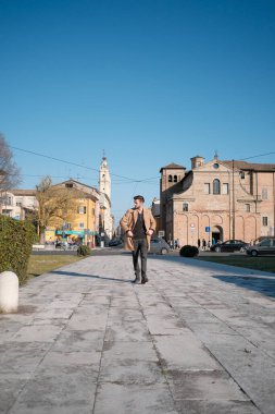 Yakışıklı İtalyan çocuk Parma 'nın tarihi merkezinde paltosuyla yürüyor. Yüksek kalite fotoğraf