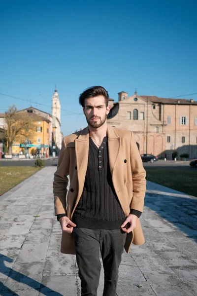 Stilig Italiensk Pojke Promenader Med Rock Den Historiska Stadskärnan Parma — Stockfoto