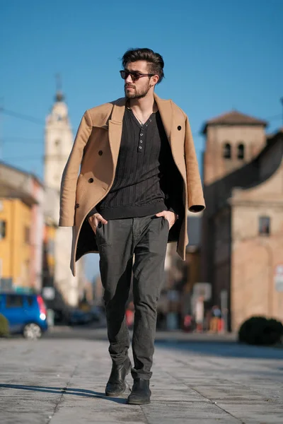 Jóképű Olasz Fiú Sétál Kabátban Történelmi Központjában Parma Kiváló Minőségű — Stock Fotó