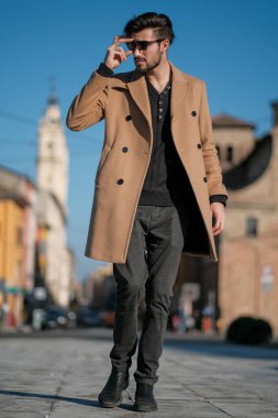 Yakışıklı İtalyan çocuk Parma 'nın tarihi merkezinde paltosuyla yürüyor. Yüksek kalite fotoğraf