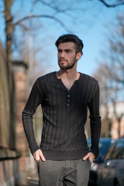 Parma 'nın tarihi merkezinde siyah gömlekli yakışıklı İtalyan çocuk yürüyor. Yüksek kalite fotoğraf