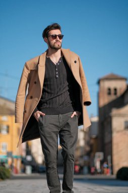 Yakışıklı İtalyan çocuk Parma 'nın tarihi merkezinde paltosuyla yürüyor. Yüksek kalite fotoğraf