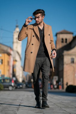 Yakışıklı İtalyan çocuk Parma 'nın tarihi merkezinde paltosuyla yürüyor. Yüksek kalite fotoğraf