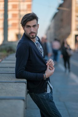 Parma 'daki antik köprüye yaslanan yakışıklı İtalyan çocuk. Yüksek kalite fotoğraf