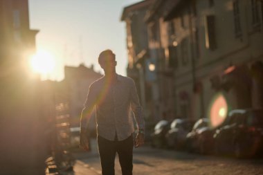 Yakışıklı İtalyan gün batımında ışığa karşı poz veriyor. Yüksek kalite fotoğraf