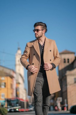 Yakışıklı İtalyan çocuk Parma 'nın tarihi merkezinde paltosuyla yürüyor. Yüksek kalite fotoğraf