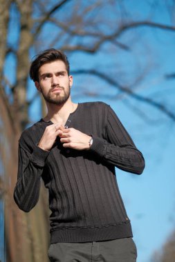 Parma 'nın tarihi merkezinde siyah gömlekli yakışıklı İtalyan çocuk yürüyor. Yüksek kalite fotoğraf