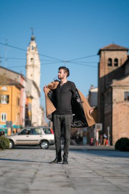 Yakışıklı İtalyan çocuk Parma 'nın tarihi merkezinde paltosuyla yürüyor. Yüksek kalite fotoğraf