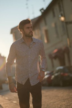 Yakışıklı İtalyan gün batımında ışığa karşı poz veriyor. Yüksek kalite fotoğraf