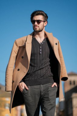 Yakışıklı İtalyan çocuk Parma 'nın tarihi merkezinde paltosuyla yürüyor. Yüksek kalite fotoğraf