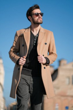 Yakışıklı İtalyan çocuk Parma 'nın tarihi merkezinde paltosuyla yürüyor. Yüksek kalite fotoğraf