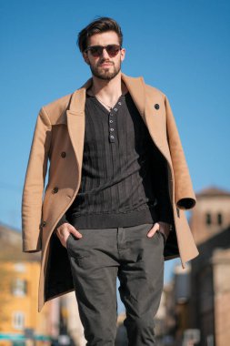 Yakışıklı İtalyan çocuk Parma 'nın tarihi merkezinde paltosuyla yürüyor. Yüksek kalite fotoğraf