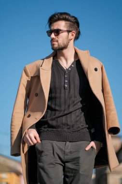 Yakışıklı İtalyan çocuk Parma 'nın tarihi merkezinde paltosuyla yürüyor. Yüksek kalite fotoğraf