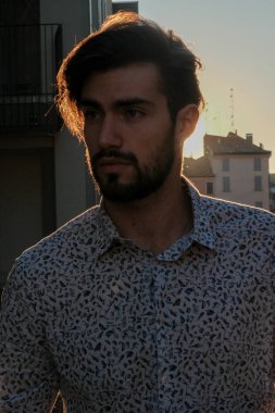 Yakışıklı İtalyan gün batımında ışığa karşı poz veriyor. Yüksek kalite fotoğraf