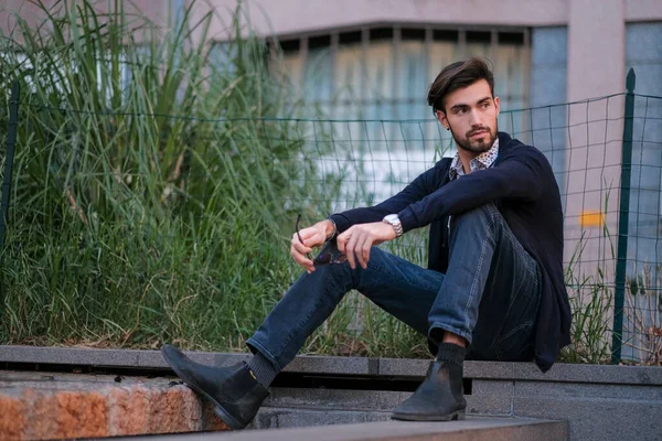 Schöner Italienischer Junge Der Auf Einer Antiken Treppe Parma Sitzt — Stockfoto