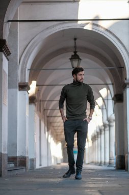 Yakışıklı İtalyan çocuk Parma 'nın atari salonlarında geziniyor. Yüksek kalite fotoğraf