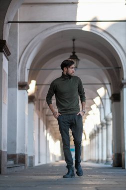 Yakışıklı İtalyan çocuk Parma 'nın atari salonlarında geziniyor. Yüksek kalite fotoğraf