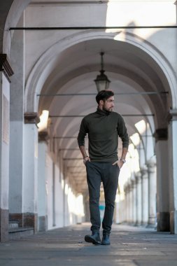 Yakışıklı İtalyan çocuk Parma 'nın atari salonlarında geziniyor. Yüksek kalite fotoğraf