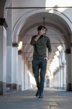 Yakışıklı İtalyan çocuk Parma 'nın atari salonlarında geziniyor. Yüksek kalite fotoğraf